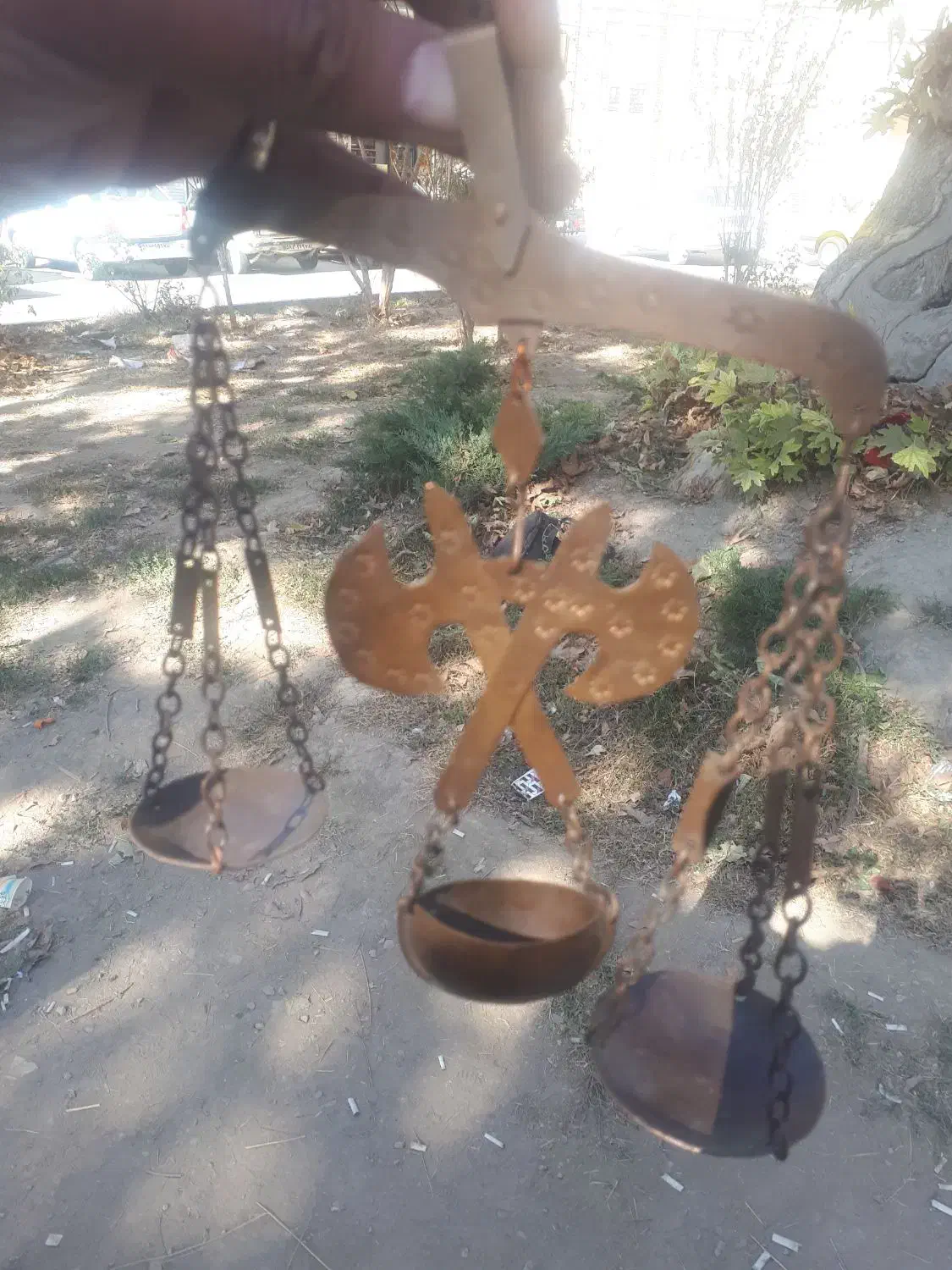 ترازو کهنه کهنه دکوری با یه تبرزین وکشکول دکوری|کلکسیون اشیاء عتیقه|نهاوند, |دیوار