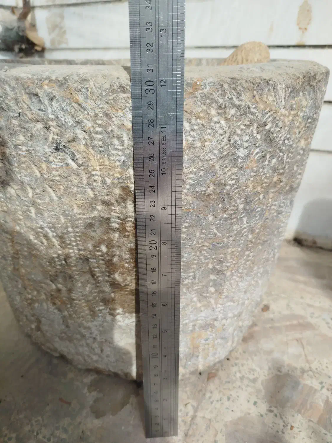 هاون سنگی (یانه) با دسته سنگی قدیمی|کلکسیون اشیاء عتیقه|شهرکرد, |دیوار