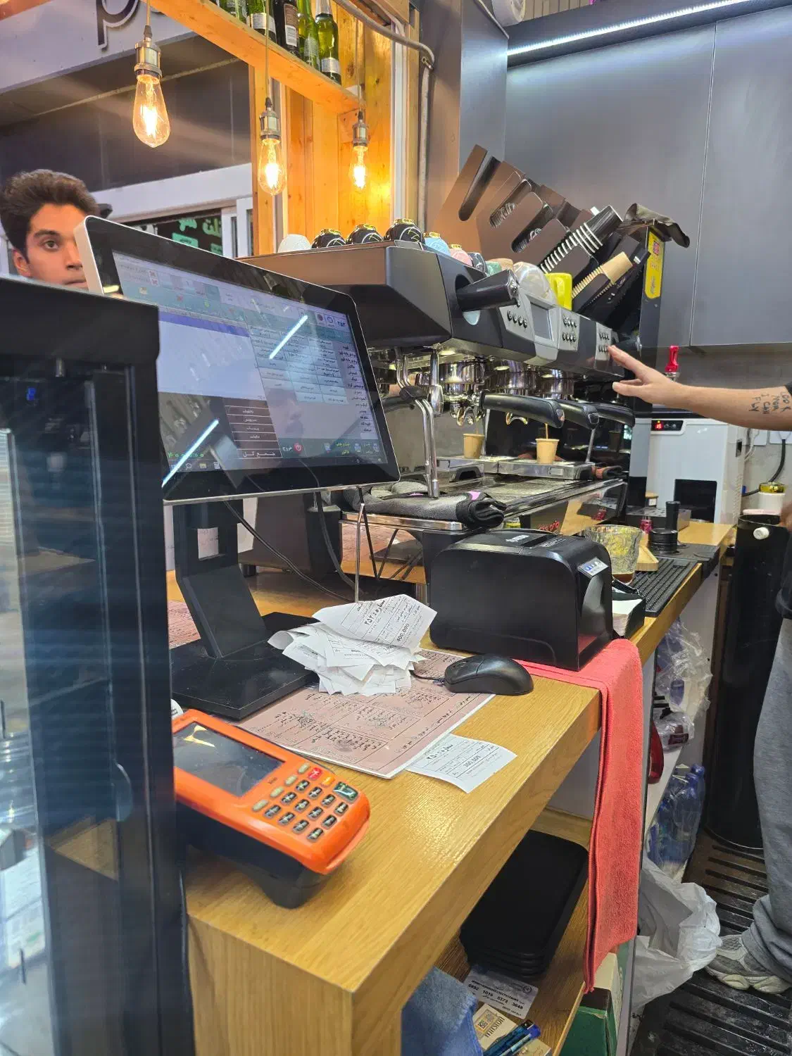 نیازمند صندوق دار خانم جهت کار در کافه|استخدام خدمات فروشگاه و رستوران|صدرا-فارس, فاز ۱|دیوار