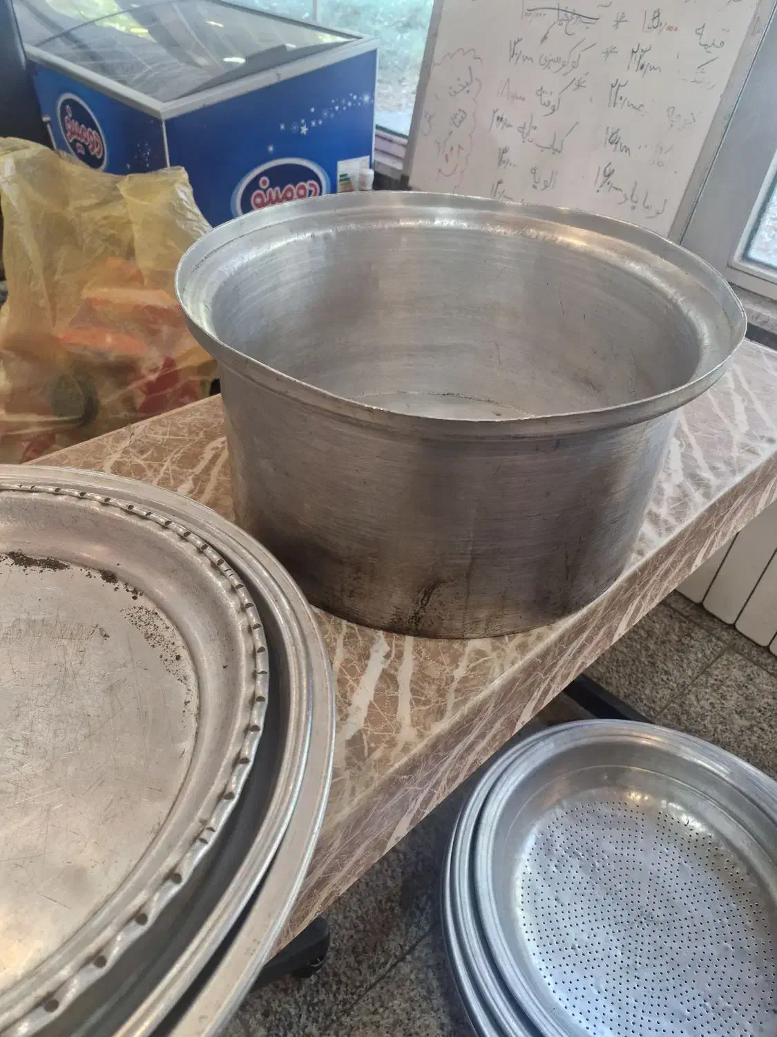 روحی|ظروف پختوپز|تهران, فلسطین (میدان انقلاب)|دیوار