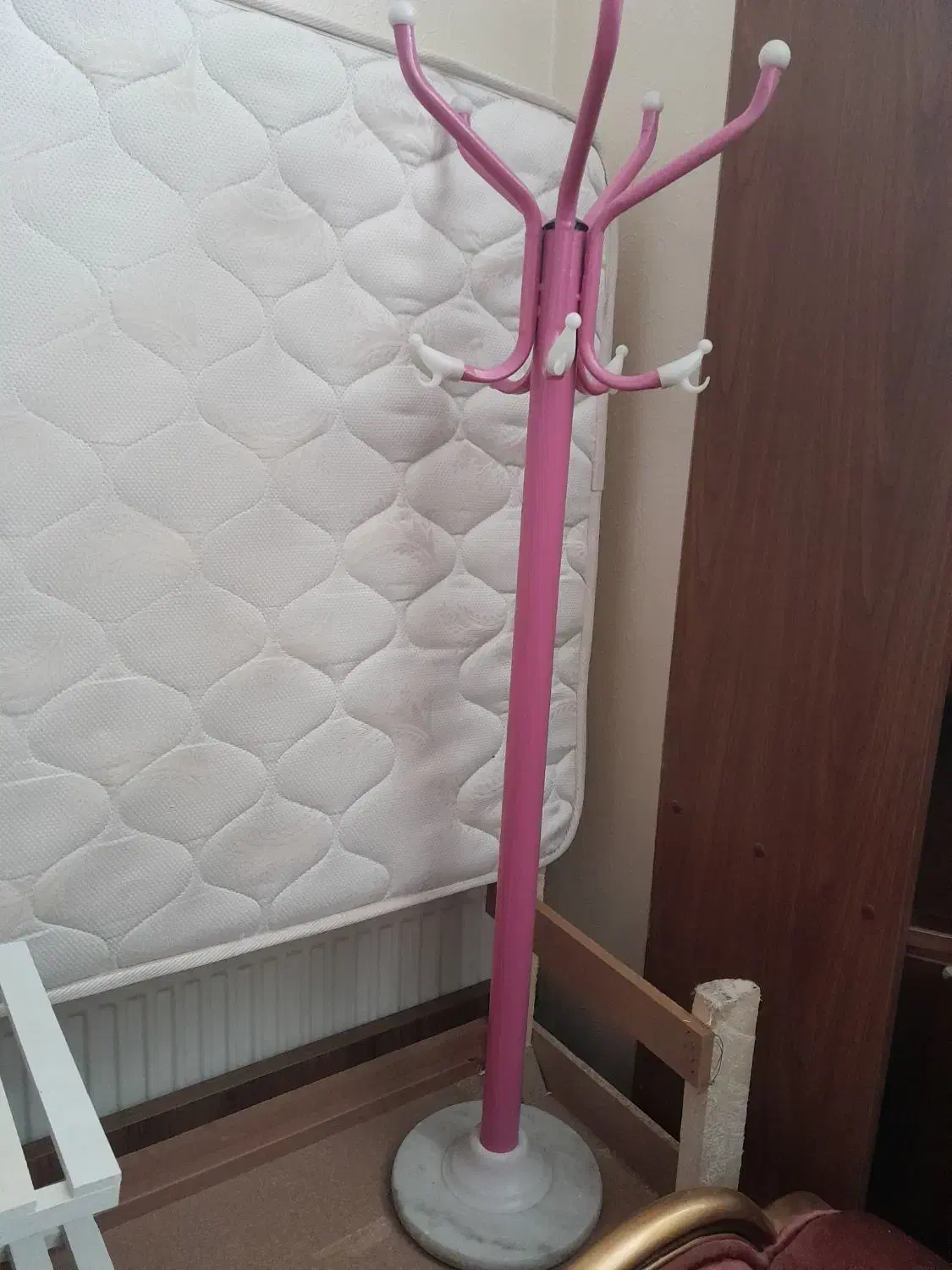 چوب لباسی|بندرخت و رخت‌آویز|شاهین‌شهر, مخابرات (شهید بهشتی)|دیوار