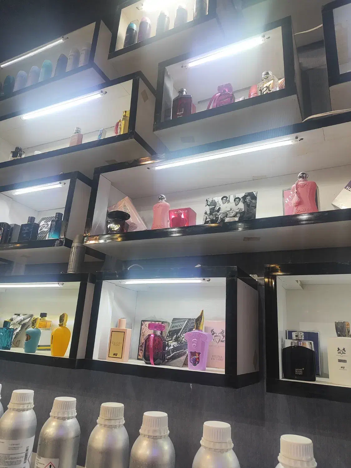 فروشنده ماهر  خانوم عطر آرایشی|استخدام بازاریابی و فروش|مشهد, گلشور|دیوار