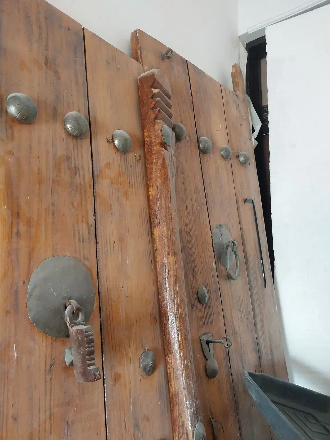 درب قدیمی|کلکسیون اشیاء عتیقه|کرمان, |دیوار