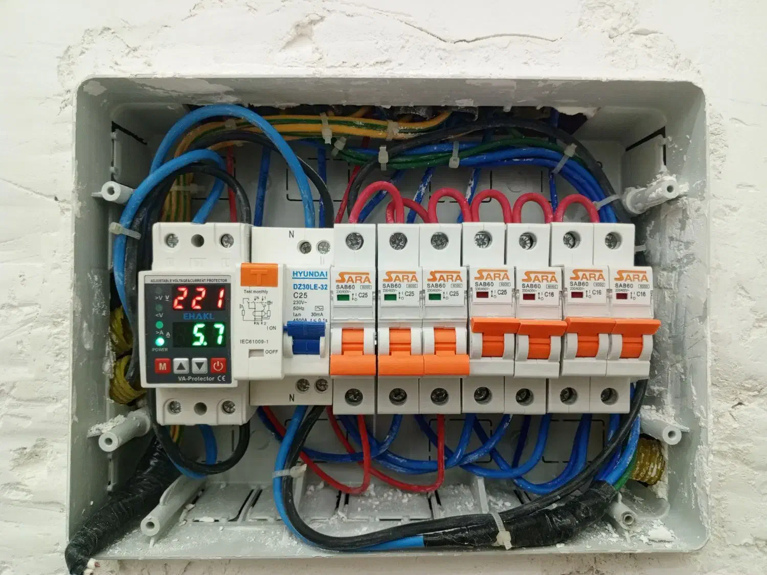 برقکار ساختمان.اتصالی برق عیب یابی .نورپردازی|خدمات پیشه و مهارت|زاهدان, |دیوار