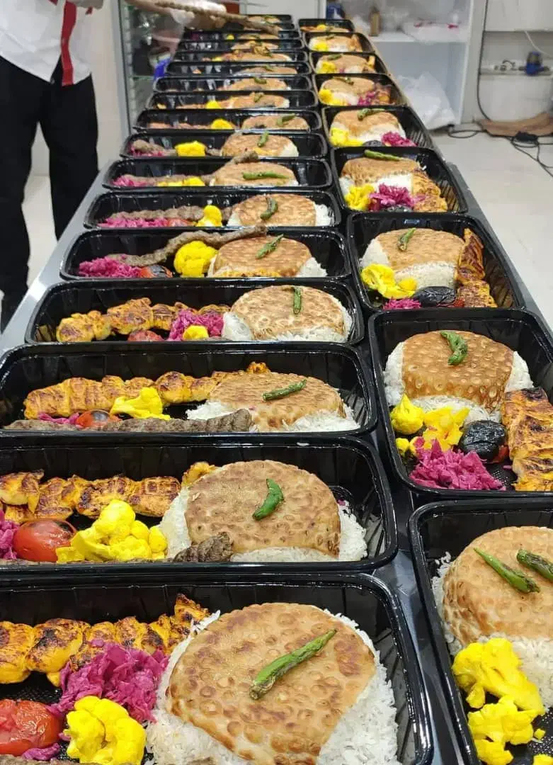 آشپز و کمک آشپز و کباب زن|استخدام خدمات فروشگاه و رستوران|تهران, شوش|دیوار