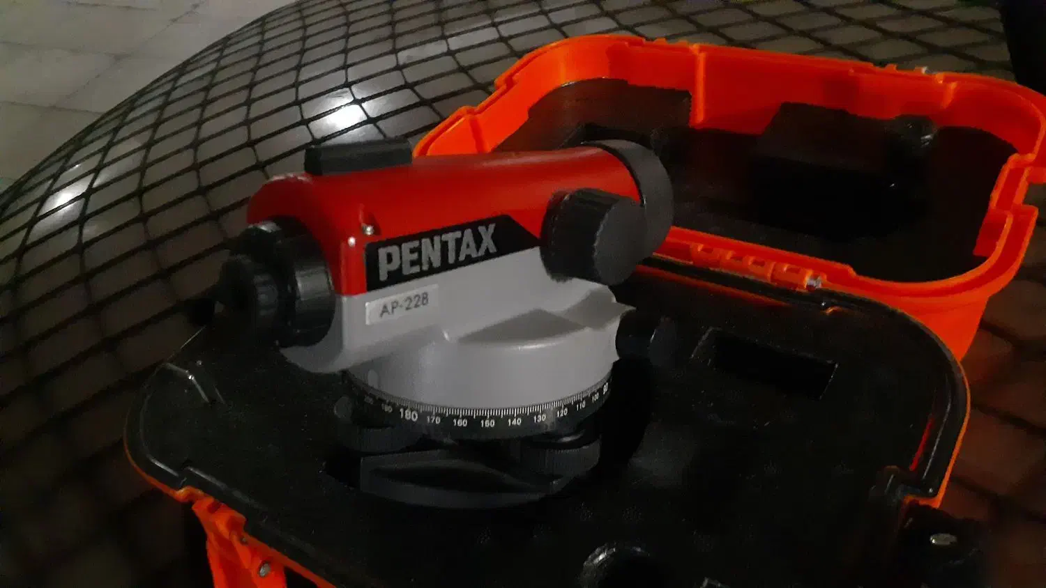 ترازیاب نو همراه سه پایه و خط کش|مصالح و تجهیزات ساختمان|کرج, شاهین‌ویلا|دیوار