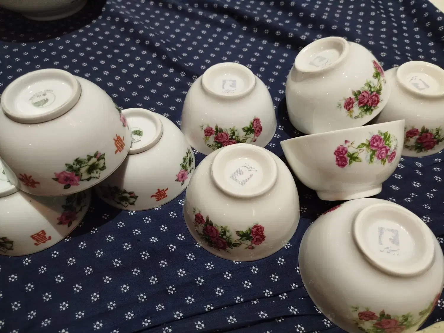 چینی گل قرمز وگل میخک وچند سرویس چینی مقصود وغیره|ظروف سرو و پذیرایی|مشهد, عسگریه|دیوار