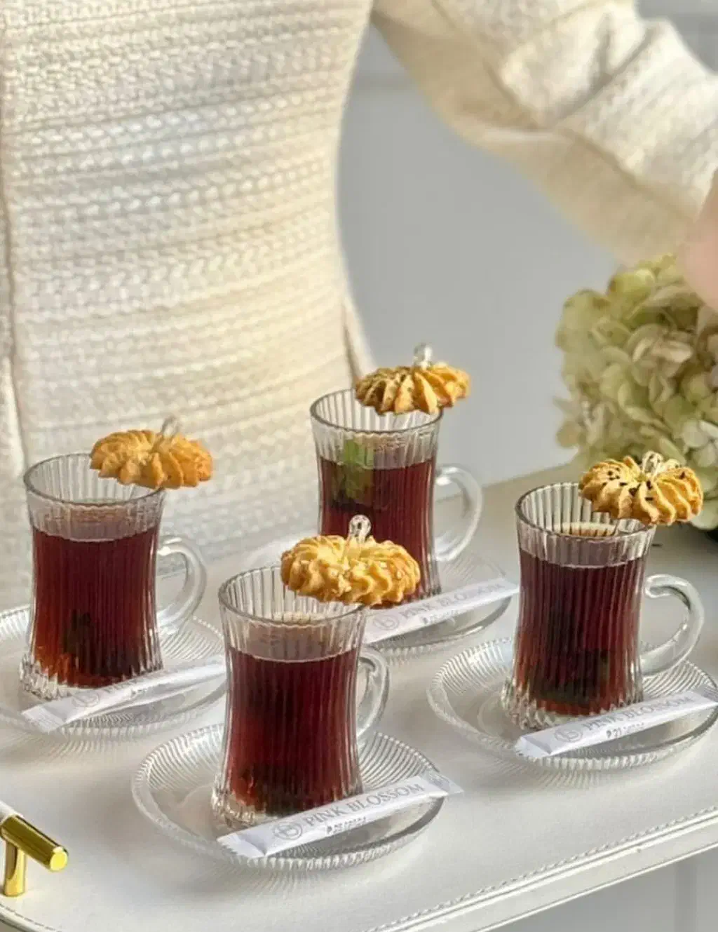 استخدام نیروی خانم ( مهماندار پذیرایی)|استخدام خدمات فروشگاه و رستوران|مشهد, رضاشهر|دیوار