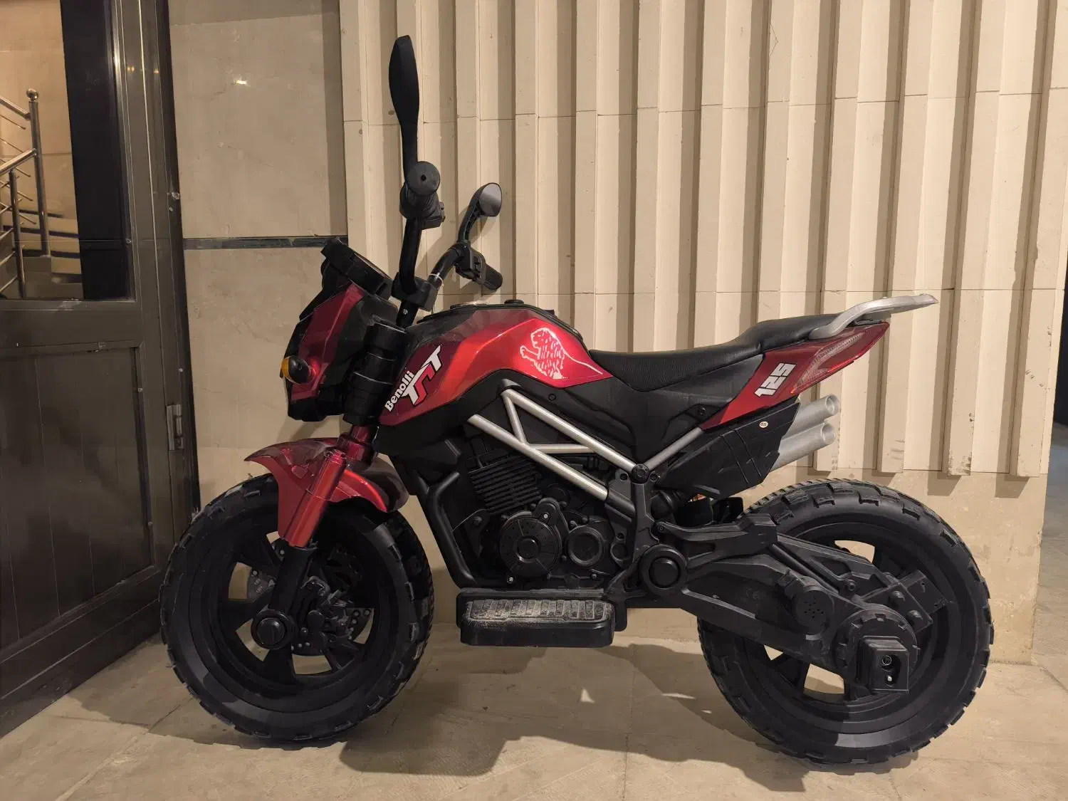 موتور شارژی بنلی تقریبا نو|اسباب‌بازی بچه|اصفهان, احمدآباد|دیوار