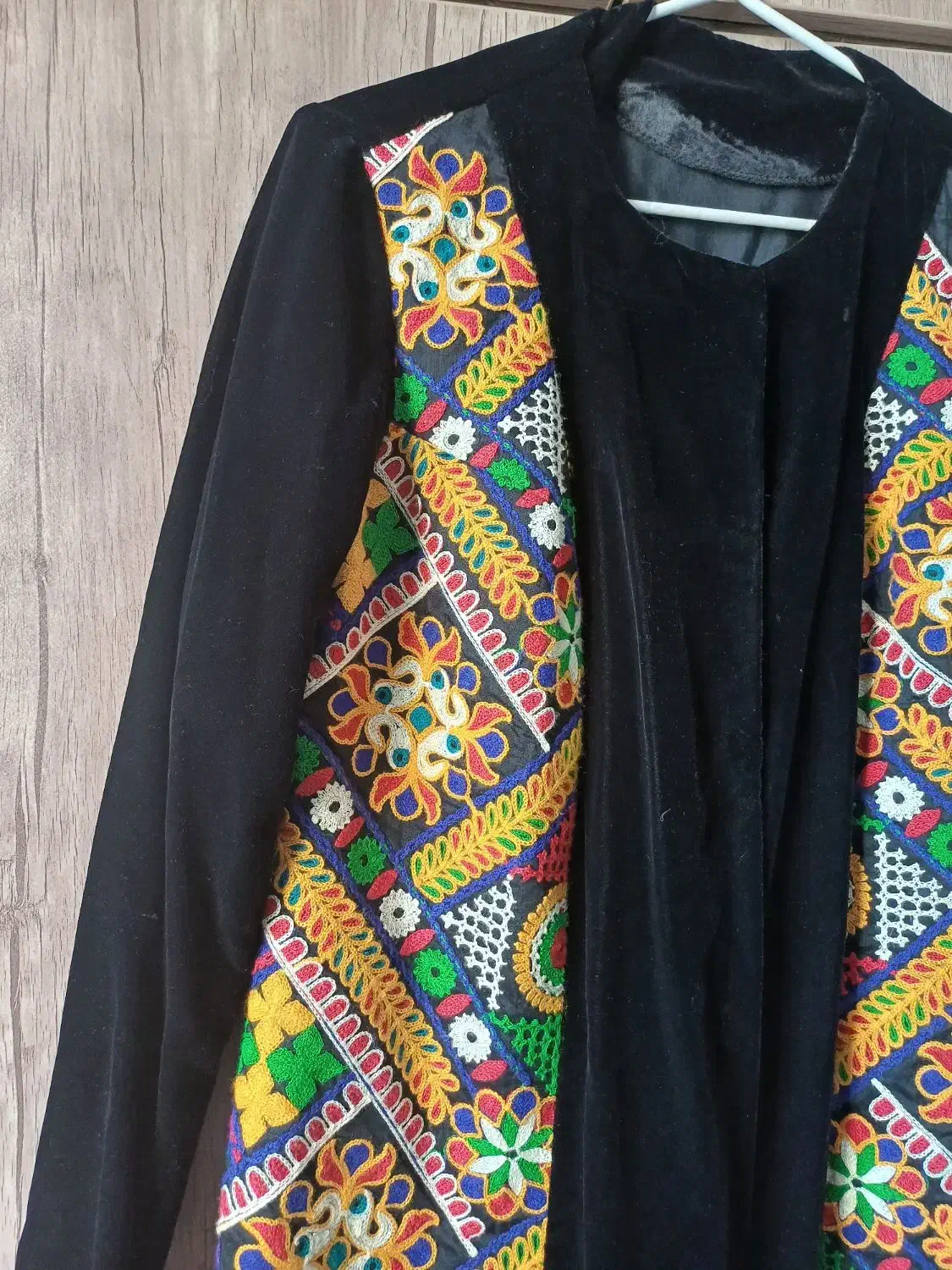 مانتو مخمل وپارچه سوزن دوزی درحد نو ۱۲۰۰|لباس|اصفهان, پوریای ولی|دیوار