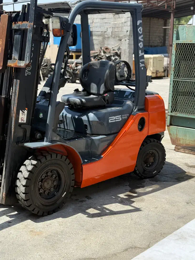 لیفتراک تویوتا ۲/۵|ماشین‌آلات صنعتی|شیراز, پادگان ولیعصر|دیوار