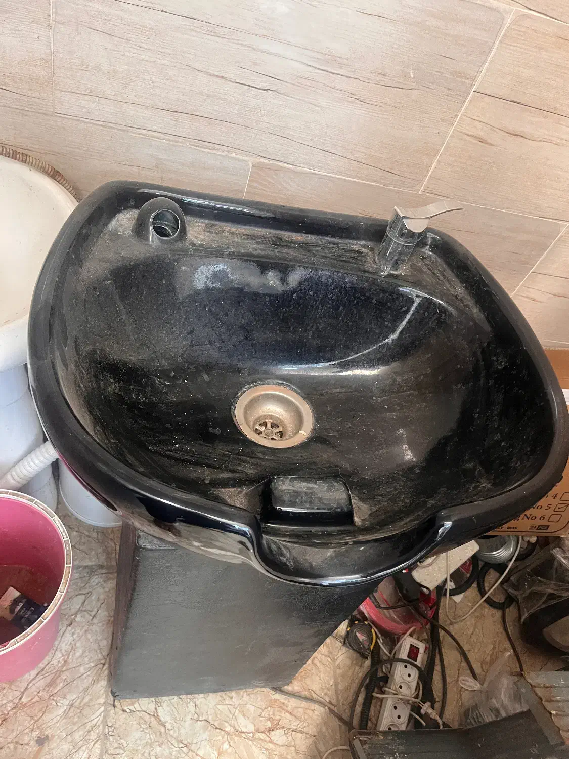 سرشور آرایشگاه ایستاده|آرایشگاه و سالن‌های زیبایی|بافق, |دیوار