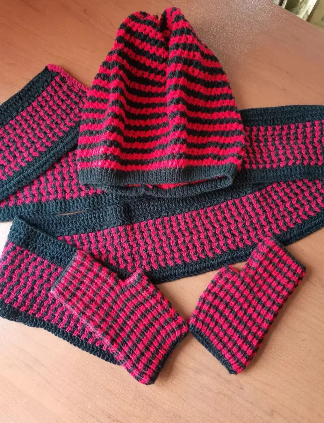 ست کلاه دستکش و شال گردن دستباف|لباس|مشکیندشت, |دیوار