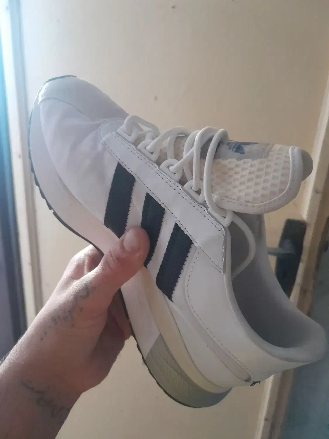 کفش ساکونی آدیداس|کیف، کفش، کمربند|شیراز, دروازه اصفهان|دیوار