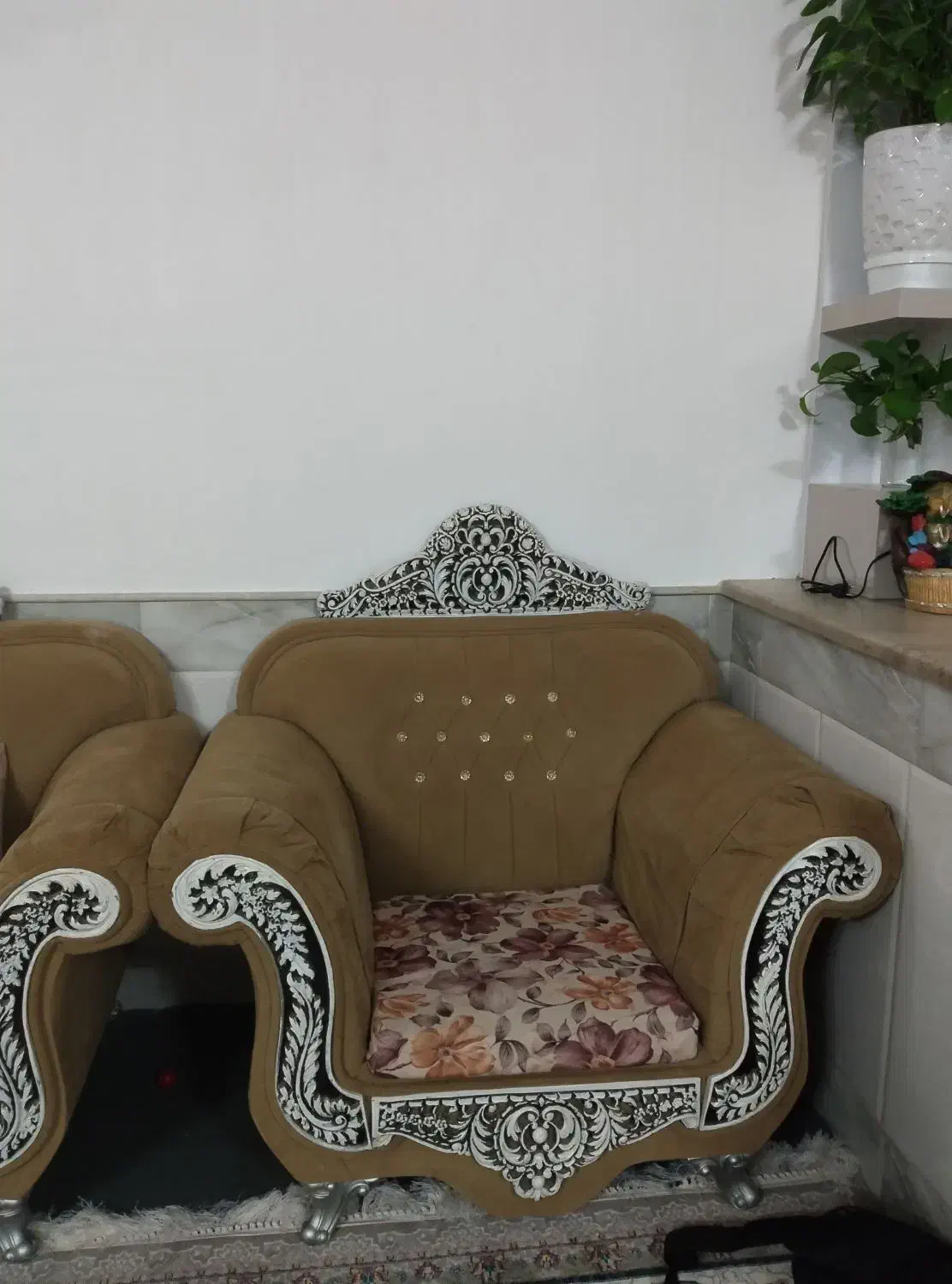 مبل هفت نفره سلطنتی همراه میزعسلی|مبلمان خانگی و میز عسلی|قنوات, |دیوار