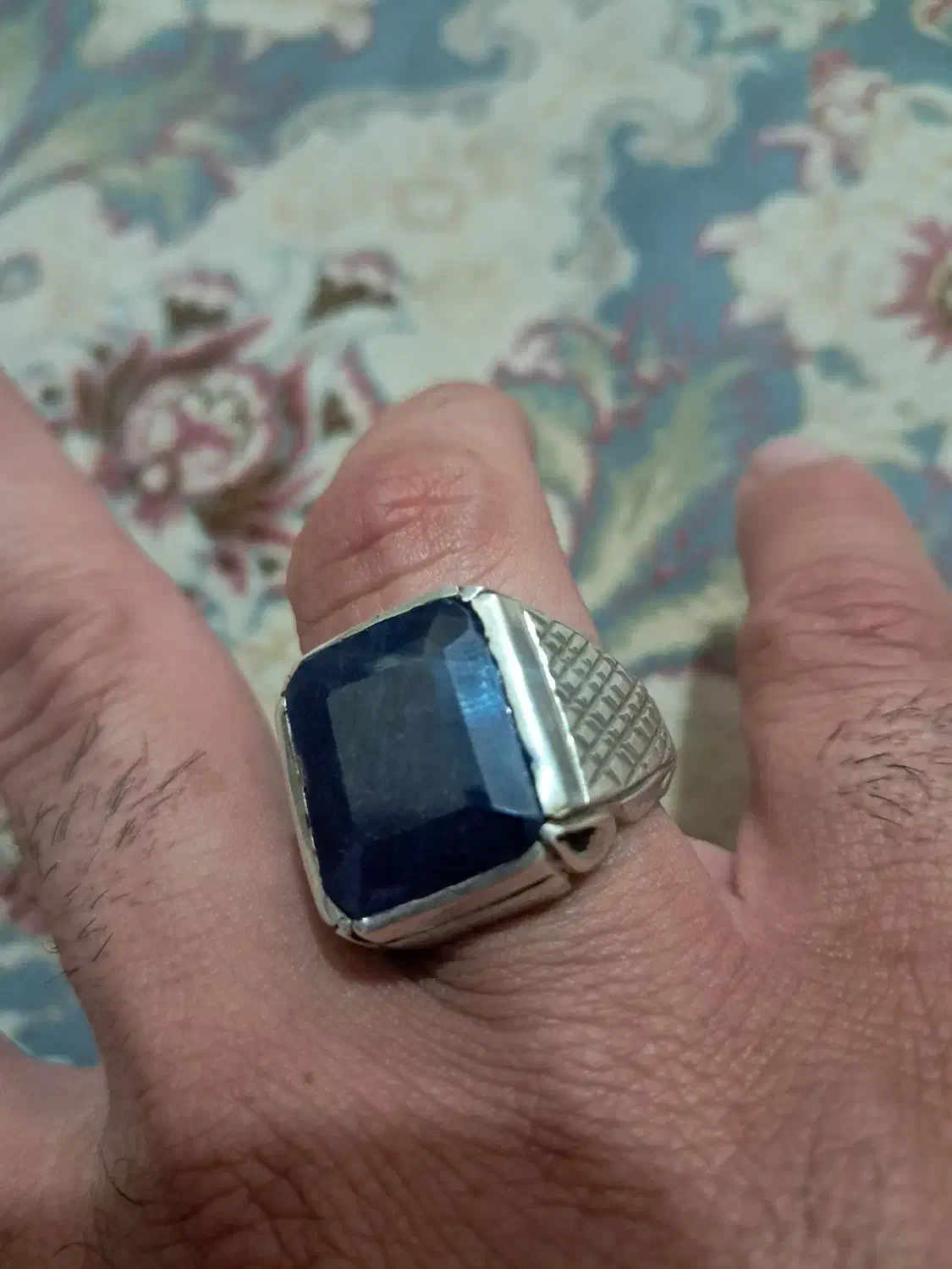 یاقوت کبود درشت|جواهرات|قم, قلعه عموحسین|دیوار