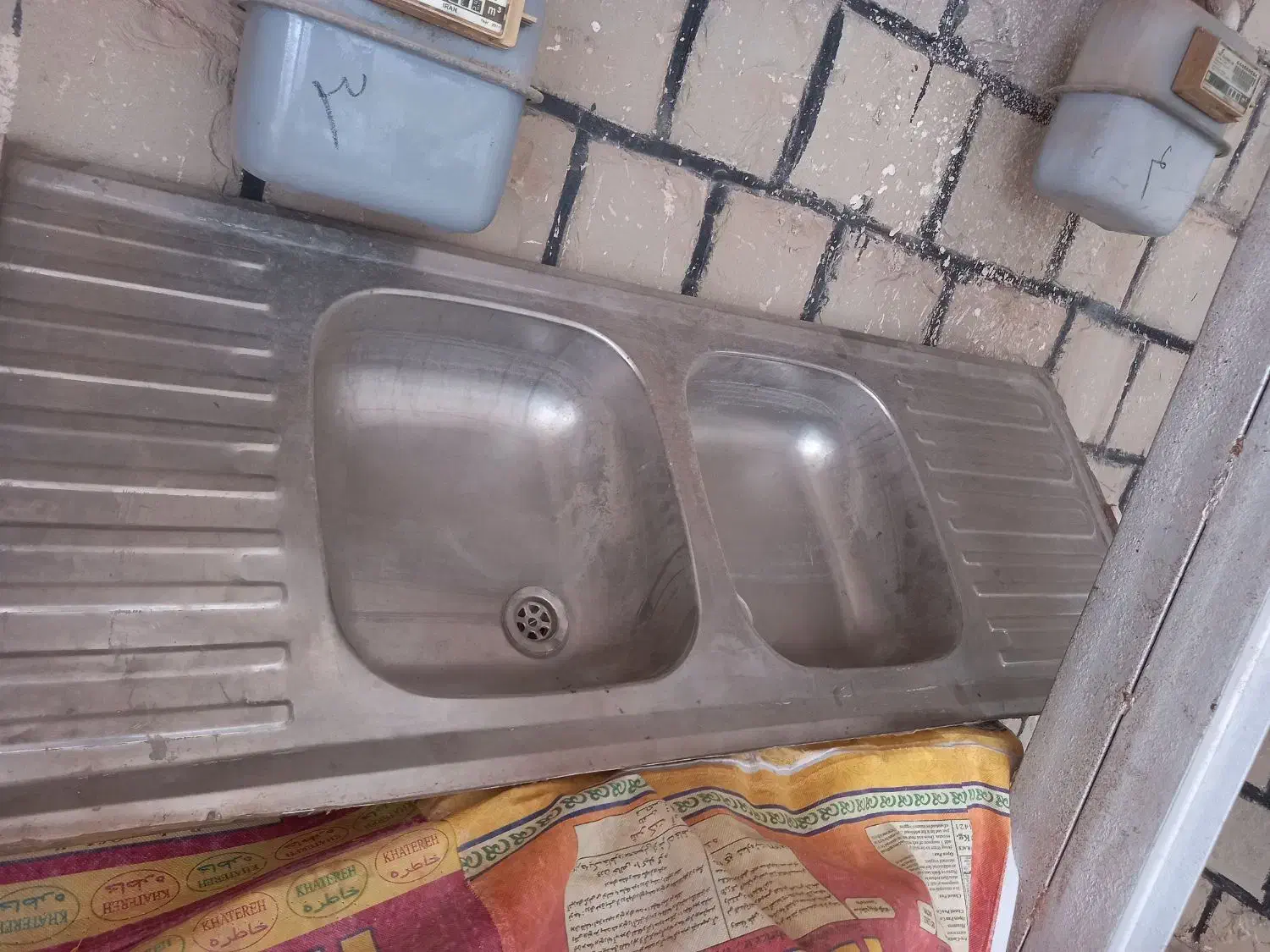 سینگ دوقلو|آب‌چکان و نظم‌دهنده ظروف|مسجد سلیمان, |دیوار