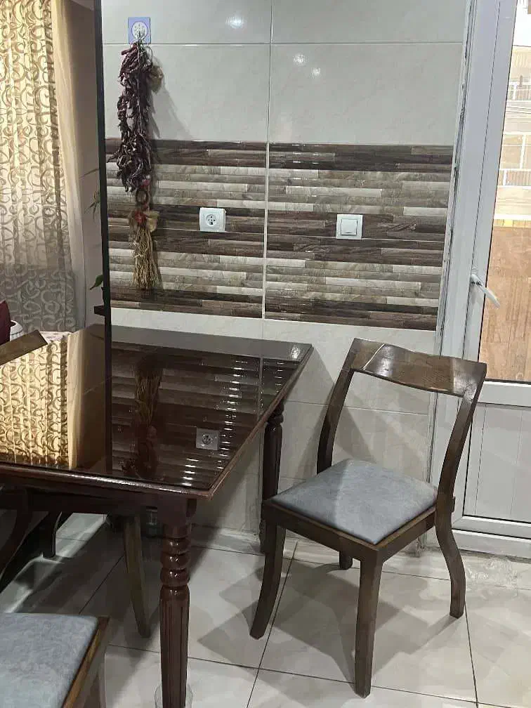 میز نهار خوری ۴نفره چوبی سالم وتمیز|میز و صندلی غذاخوری|شیراز, شهرک سراج‎|دیوار