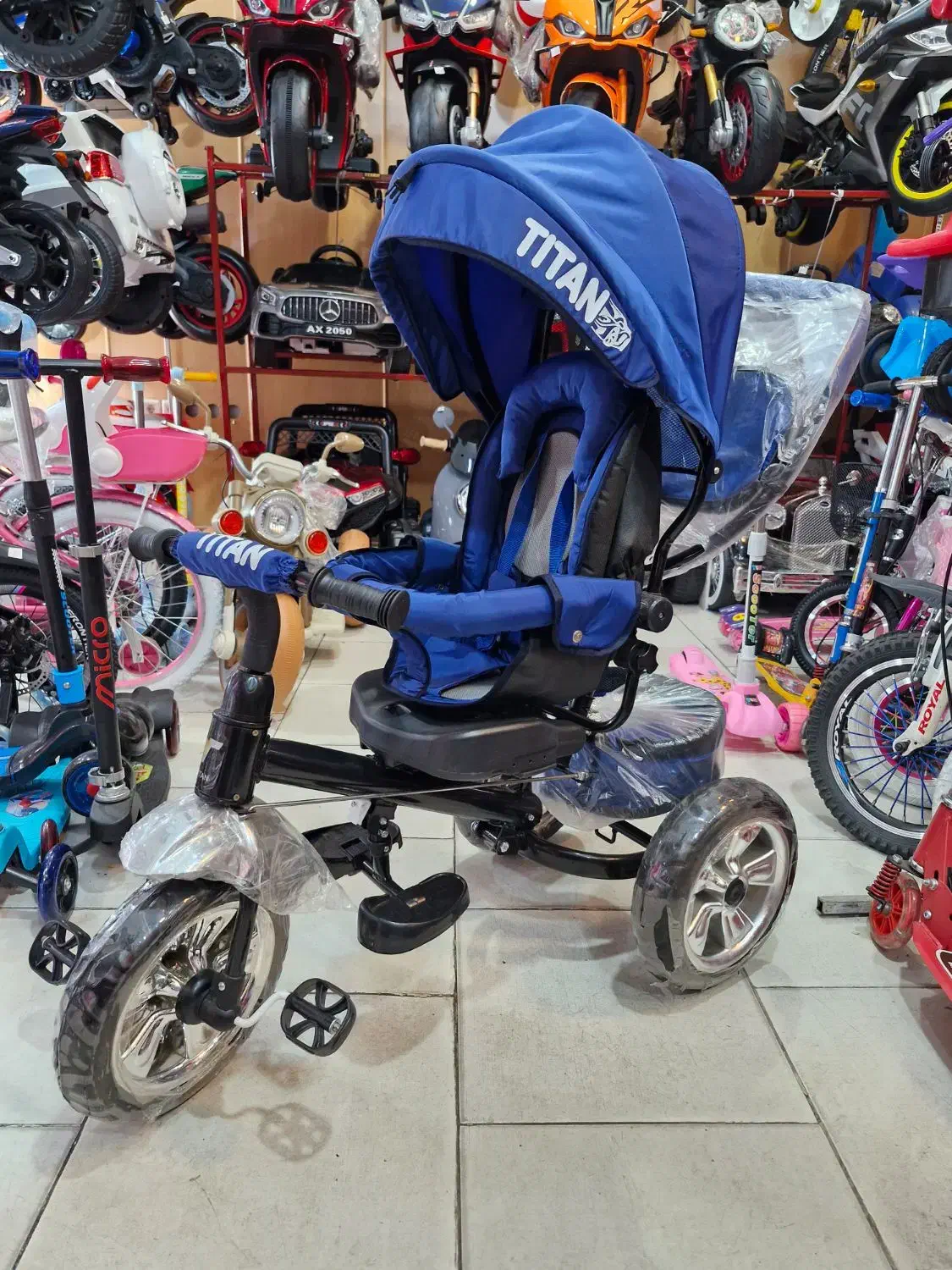 سه چرخه|اسباب‌بازی بچه|رشت, فلسطین|دیوار