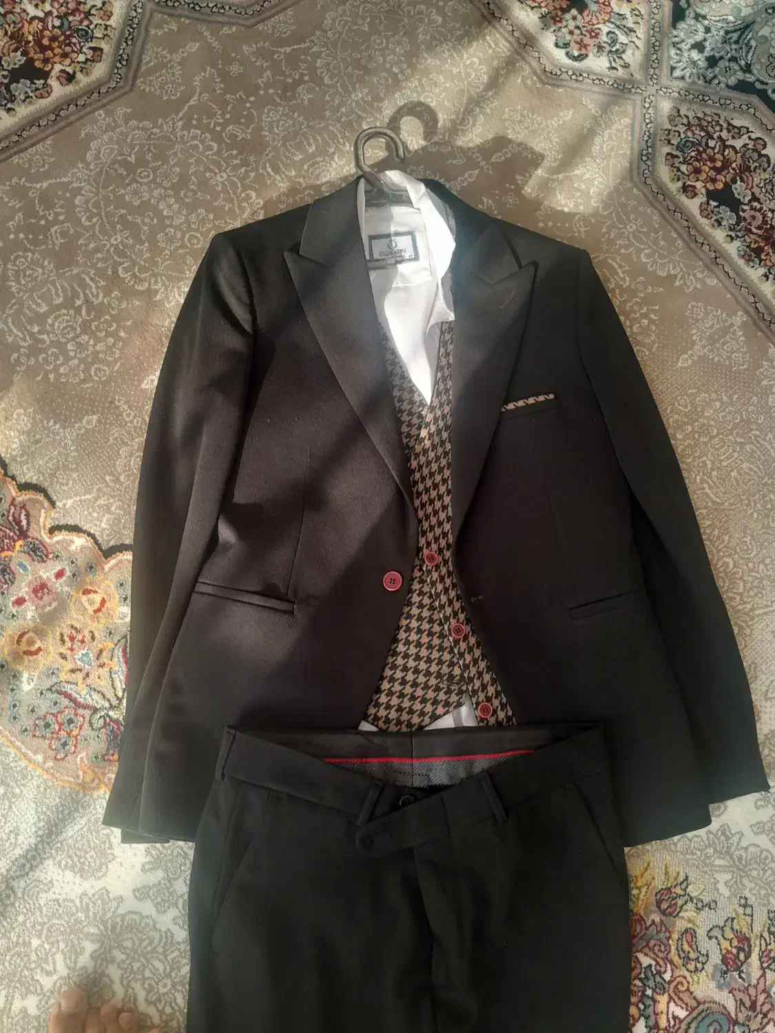 یک شب پوشیده شده|لباس|تربت جام, شهید غلام زاده|دیوار