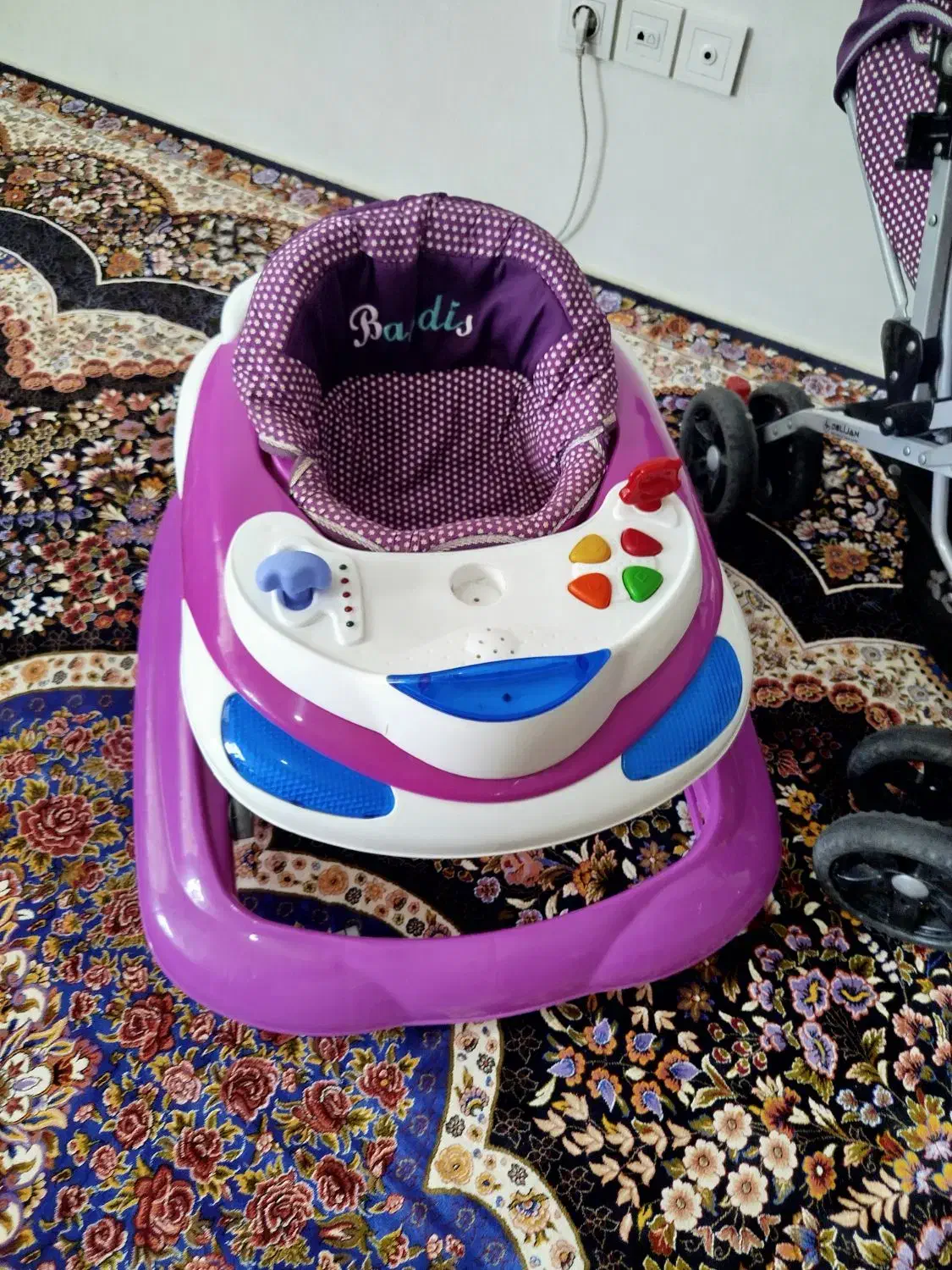 کالسکه و روروئک|کالسکه و لوازم جانبی|ری, شهادت|دیوار