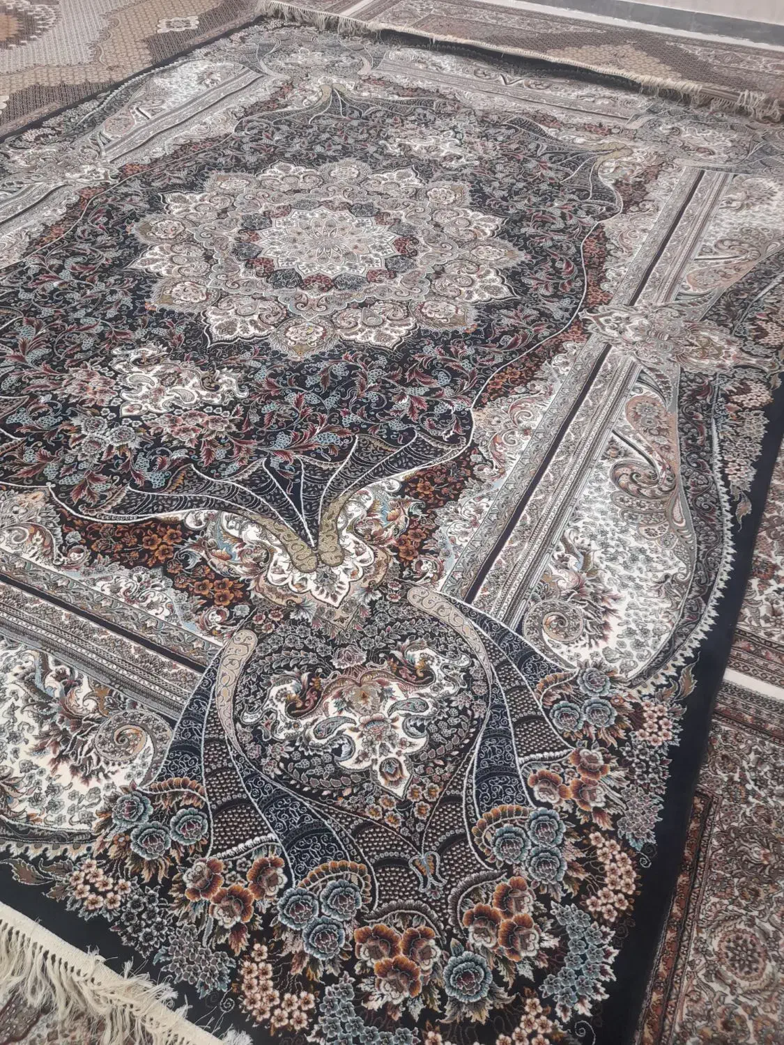 جاروبرقی و فرش ۷۰۰ شانه نو ۱۲ متری خیلی ضخیم|فرش|پارسآباد, |دیوار