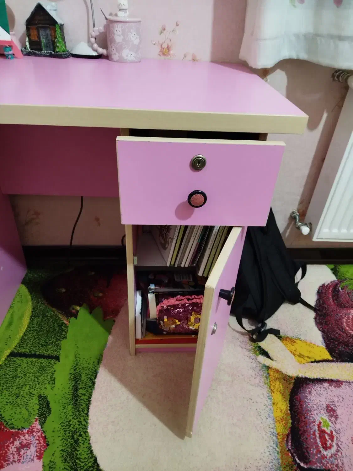 میز تحریر|میز تحریر و کامپیوتر|پرند, فاز ۴|دیوار