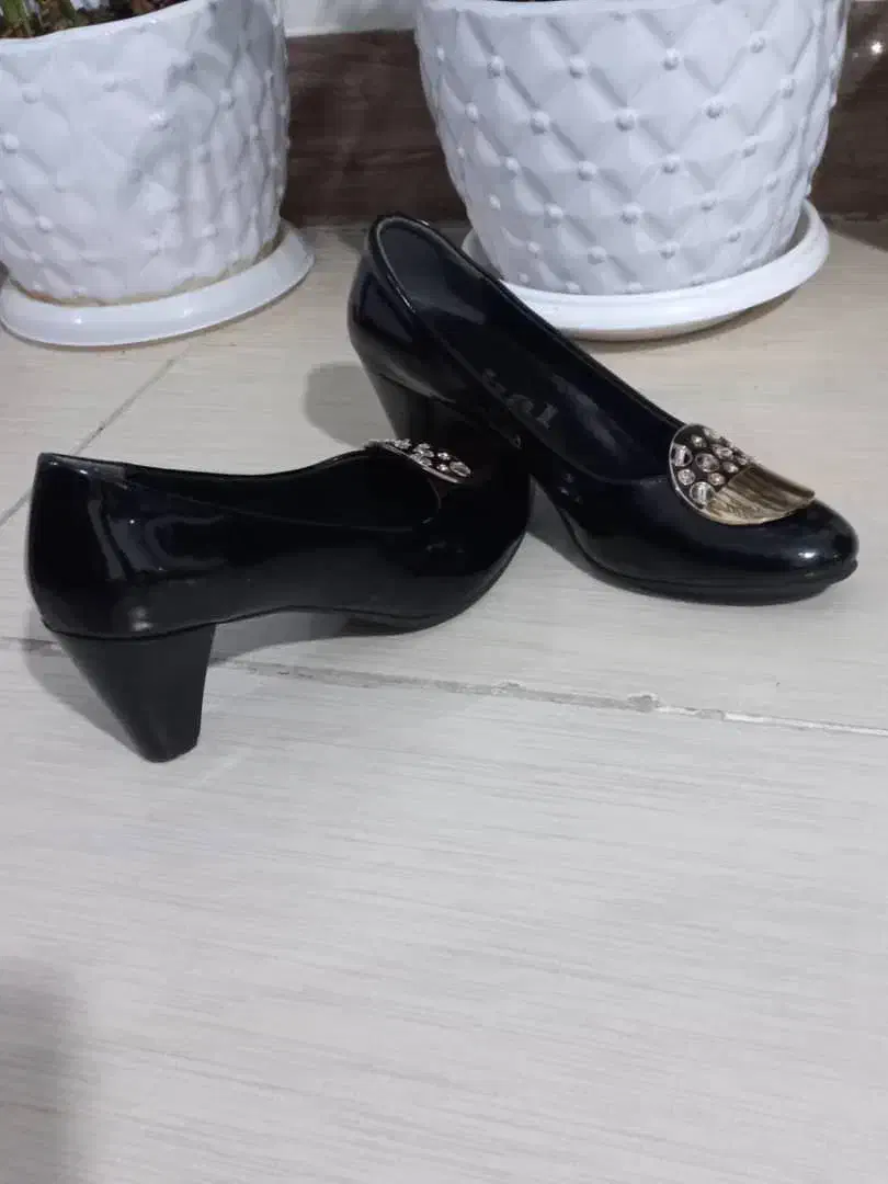 کفش|کیف، کفش، کمربند|گلوگاه بابل (گلیا), |دیوار