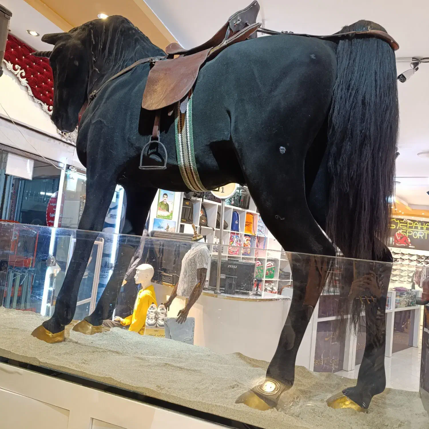 مجسمه ی بزرگ اسب زیبا|مجسمه، تندیس، ماکت|برخوار, |دیوار