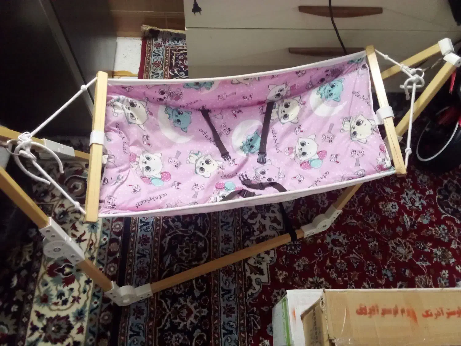 گهواره تاشو با چوب روسی و بسیار تمیز|اسباب و اثاث بچه|نیشابور, دارایی|دیوار