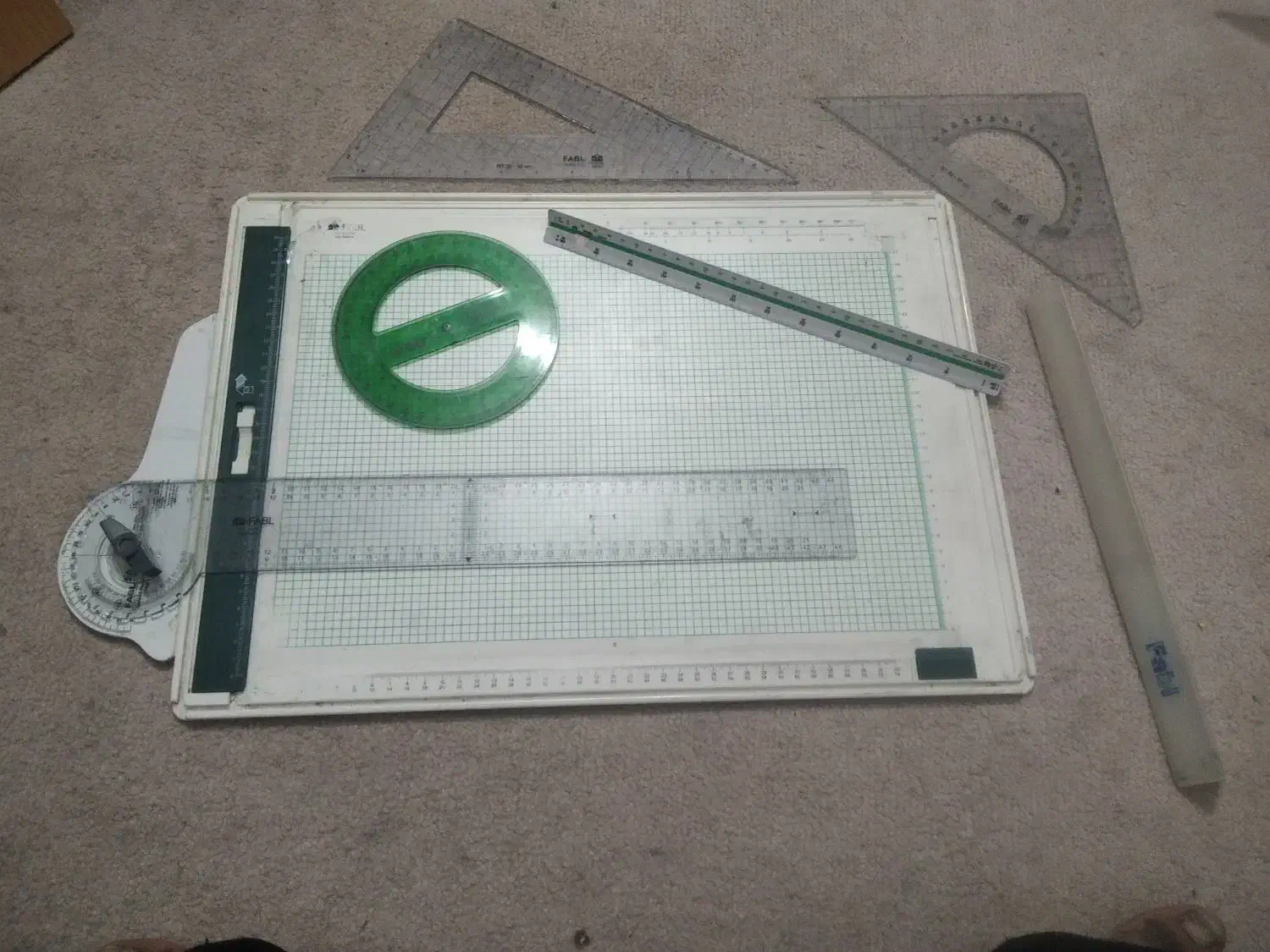 تخته رسم به همراه خط کش T و ...|لوازم التحریر|فولادشهر, مسکن مهر فولادشهر|دیوار