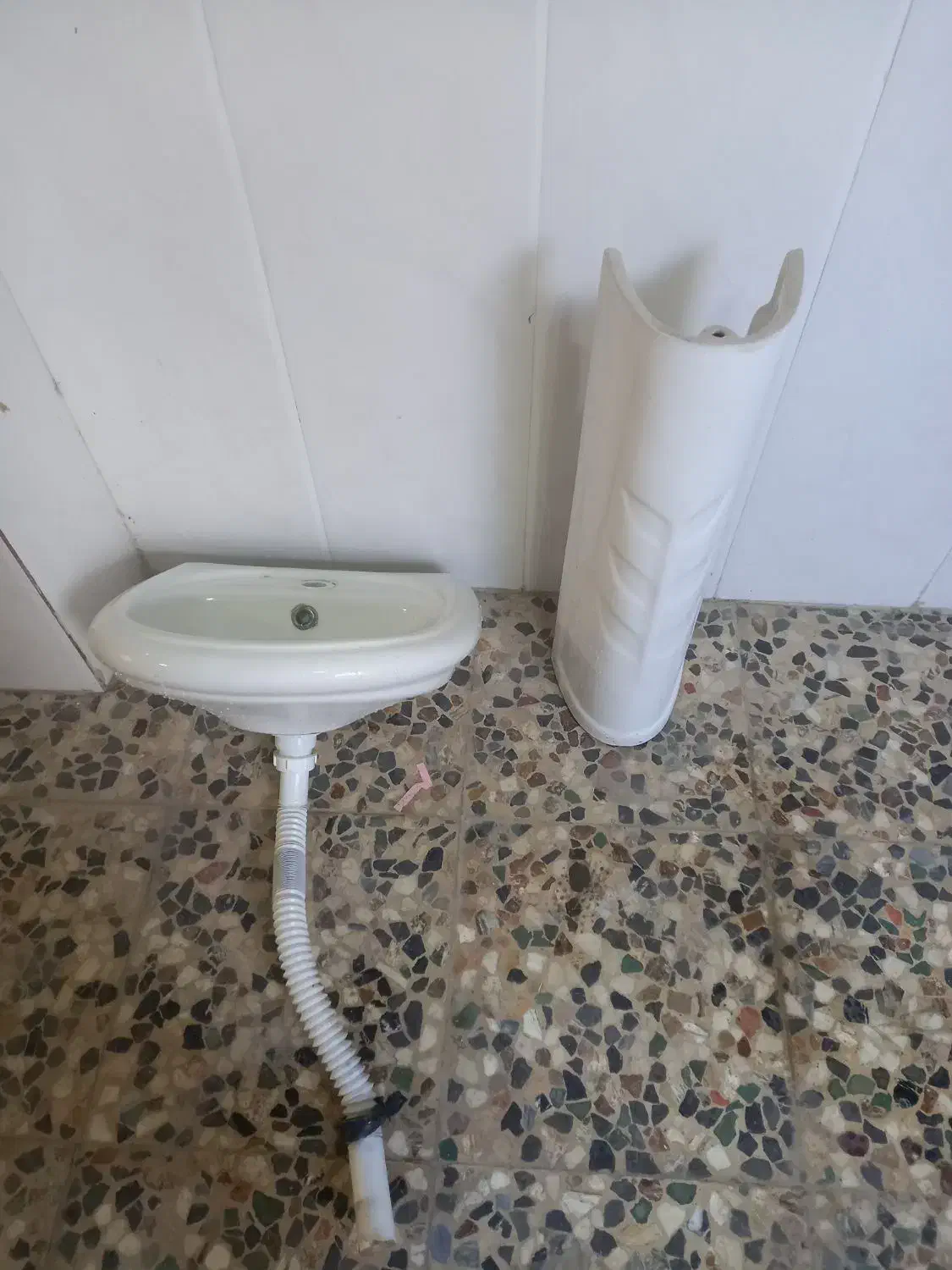 روشویی درحدنو به همراه آینه|لوازم سرویس بهداشتی|رشت, پل تالشان|دیوار