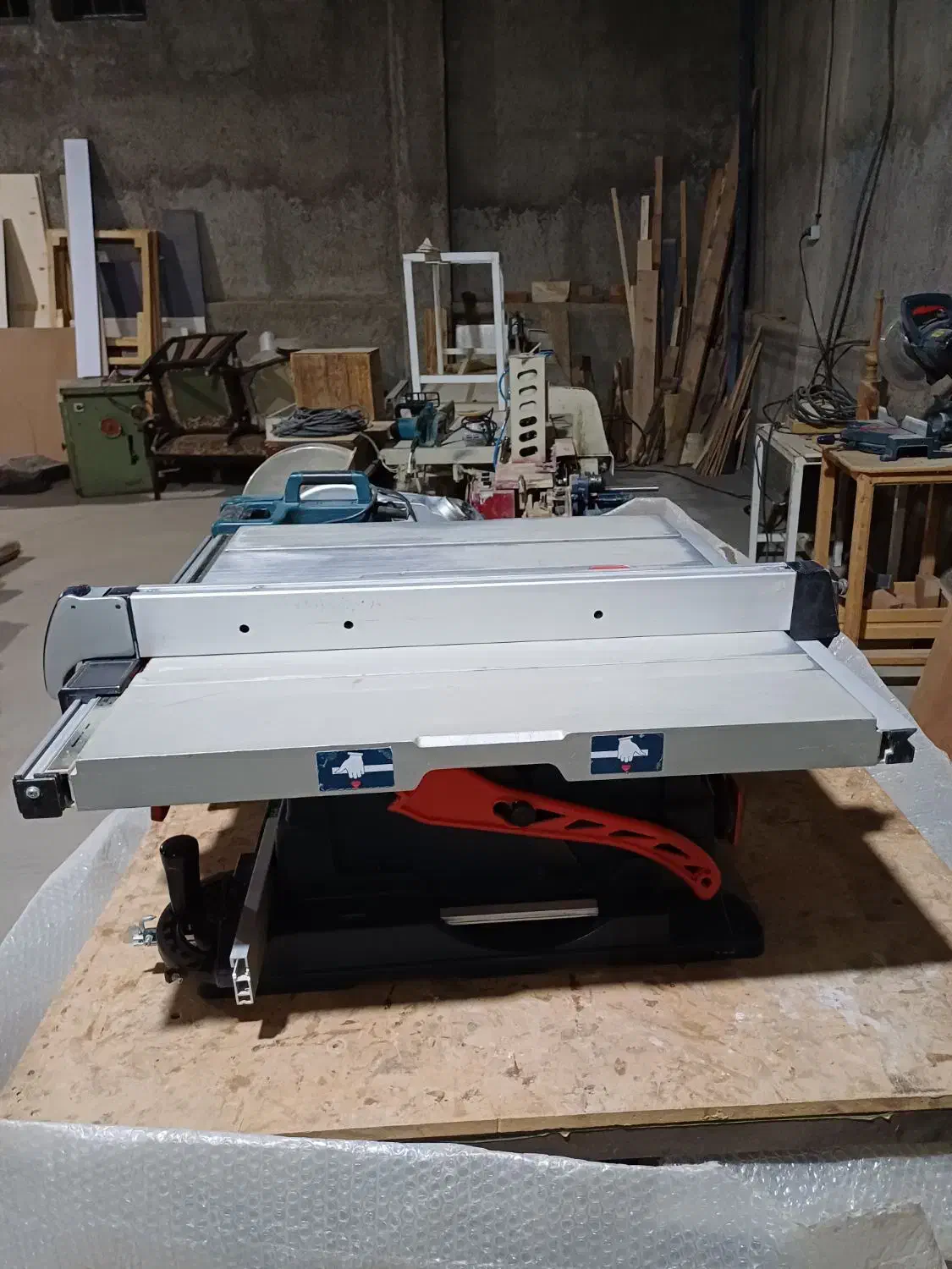 اره رومیزی و اره فارسی بر بوش آلمان|ماشینآلات صنعتی|بهار, |دیوار