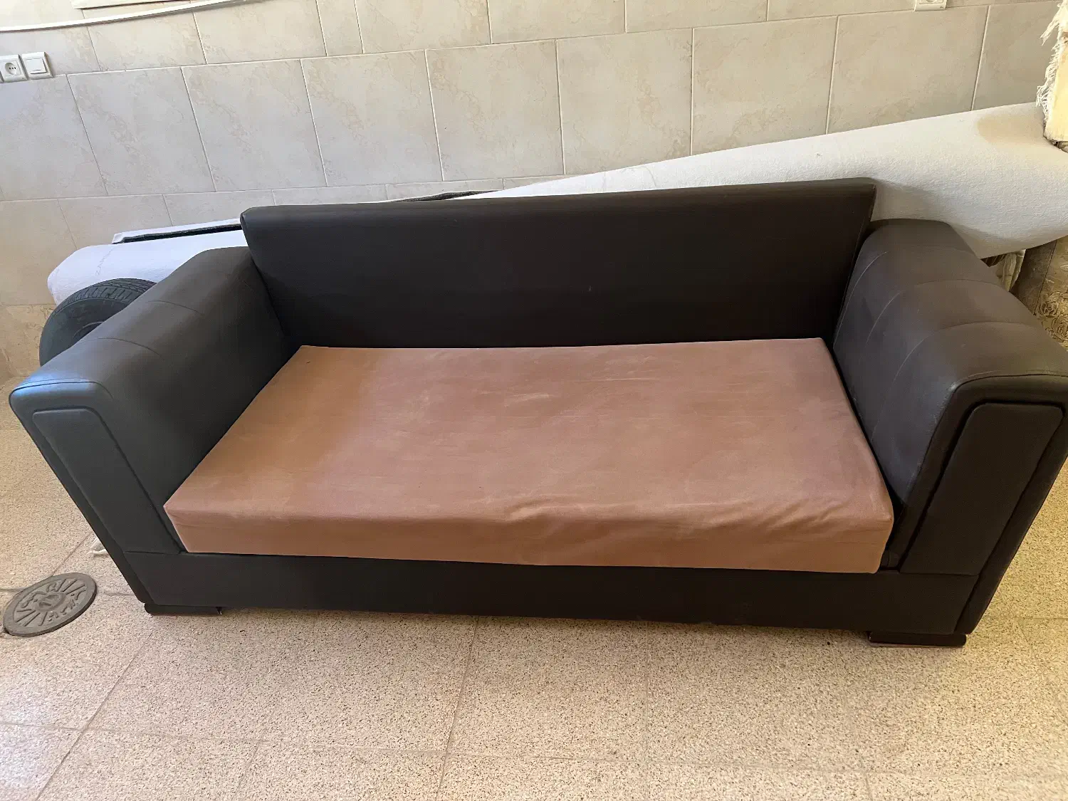 کاناپه چرم بزرگ|مبلمان خانگی و میز عسلی|شاهین‌شهر, پاسداران|دیوار