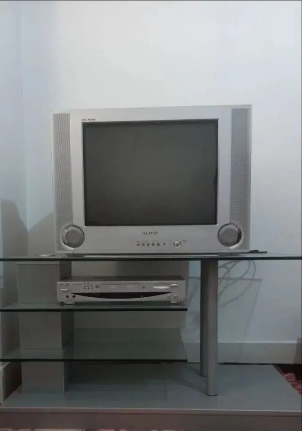 تلویزیون ۲۱ اینچ و میز شیشه mdf|تلویزیون و پروژکتور|ساوه, |دیوار