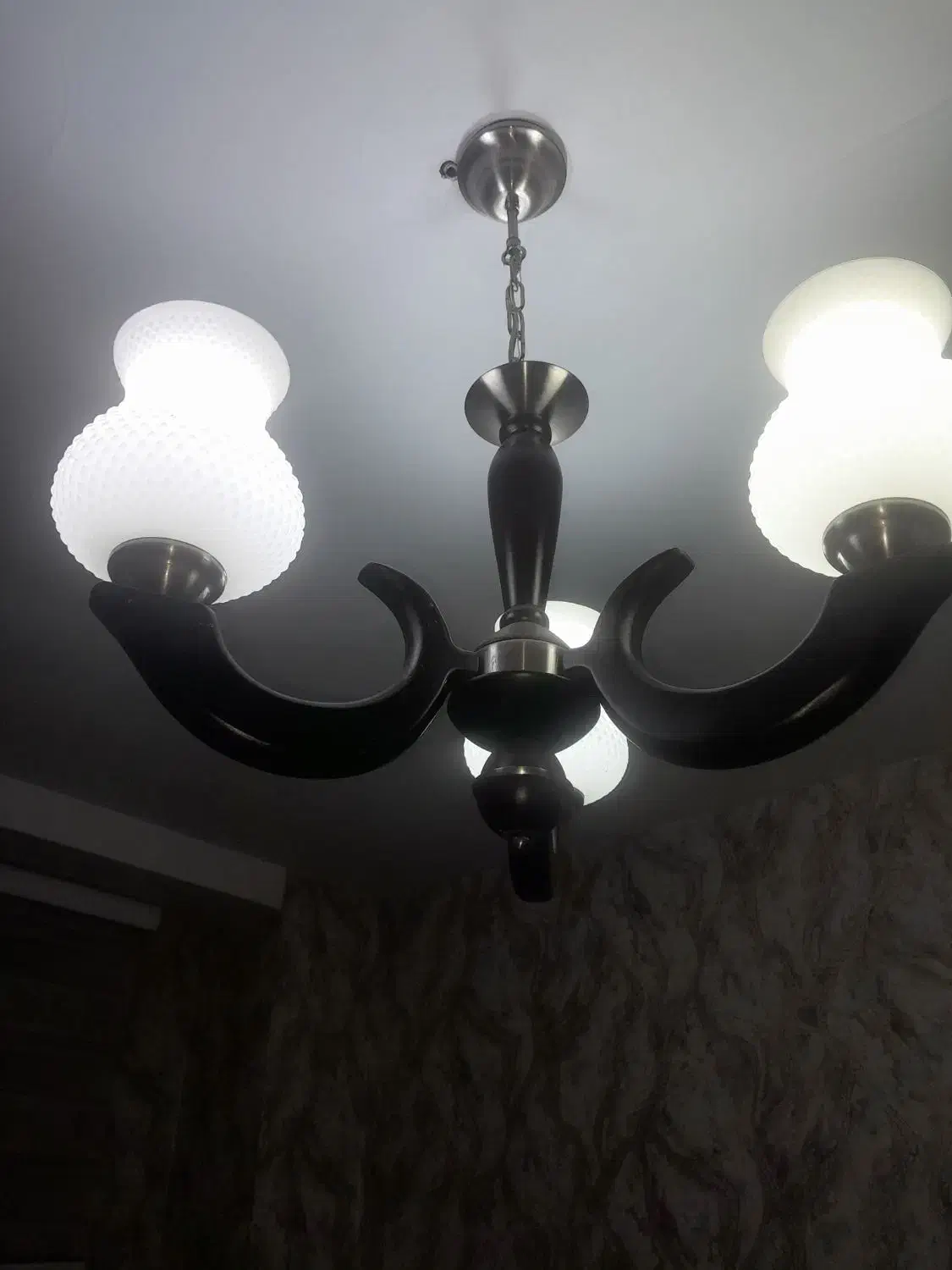 لوستر چوبی سالم سه شاخه|لوستر و چراغ آویز|کرج, شاهین‌ویلا|دیوار