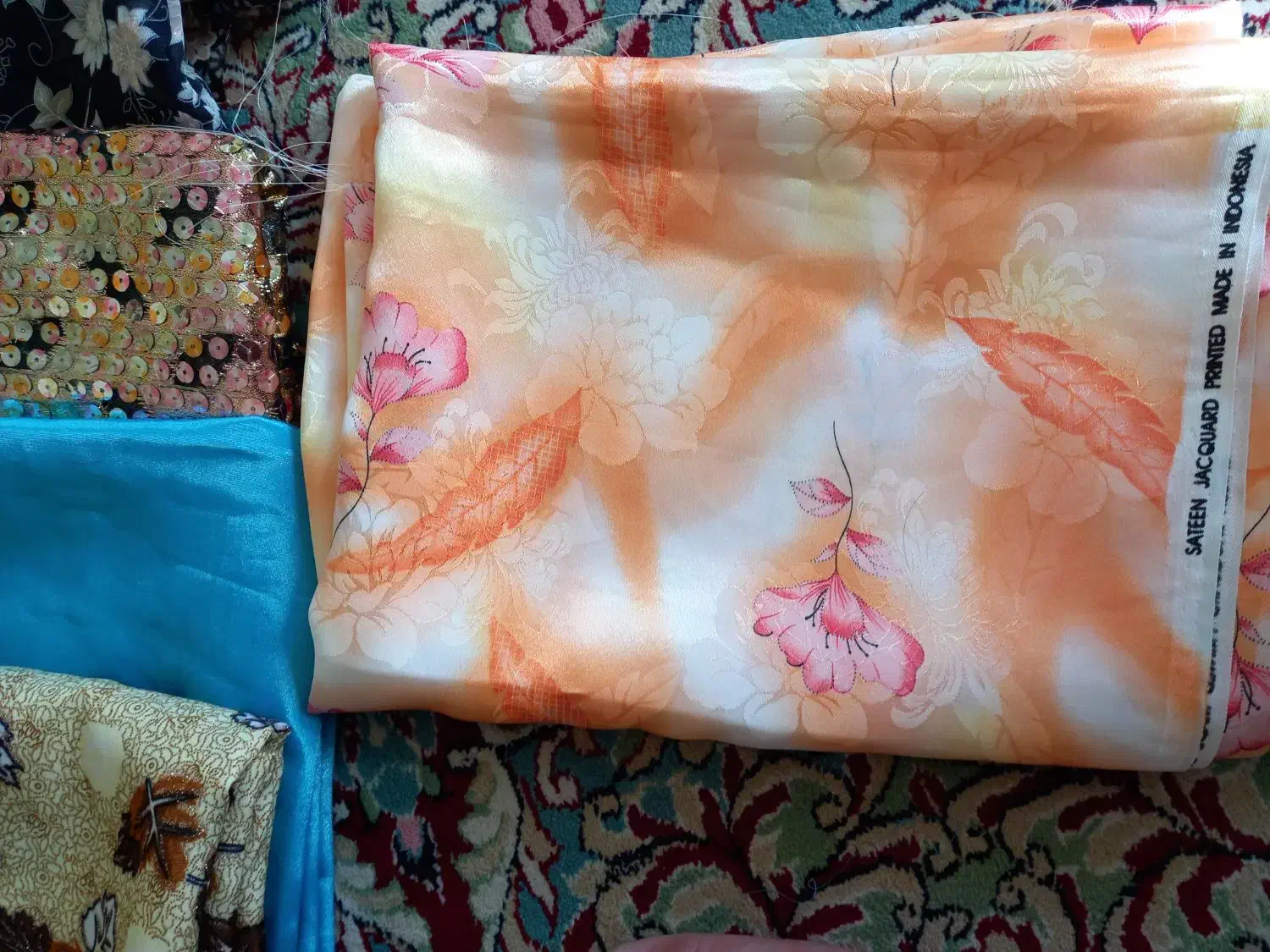 چند قواره پارچه|لوازم خیاطی و بافتنی|ملایر, |دیوار