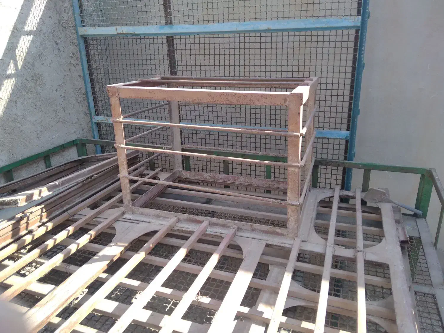 پنجره اهنی|مصالح و تجهیزات ساختمان|اهرم, |دیوار