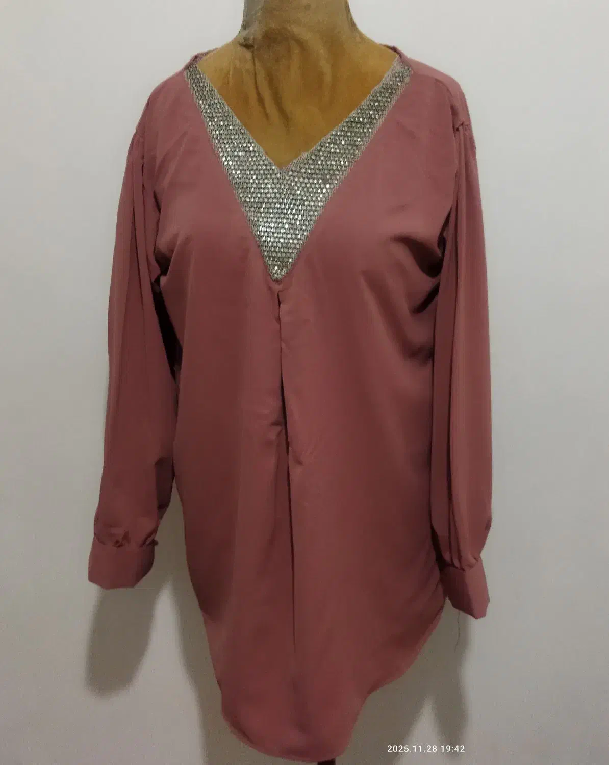 تعدادی شومیز|لباس|نهاوند, |دیوار