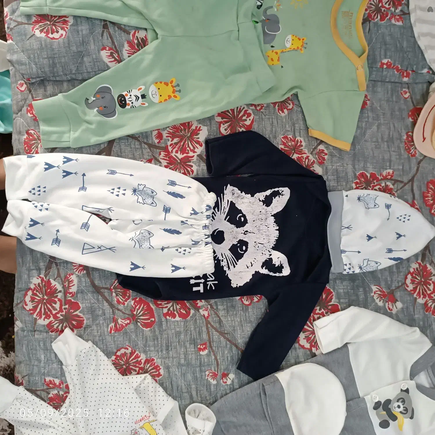 تعدادی لباس و تشک وتاب بچه|لباس|ملارد, |دیوار