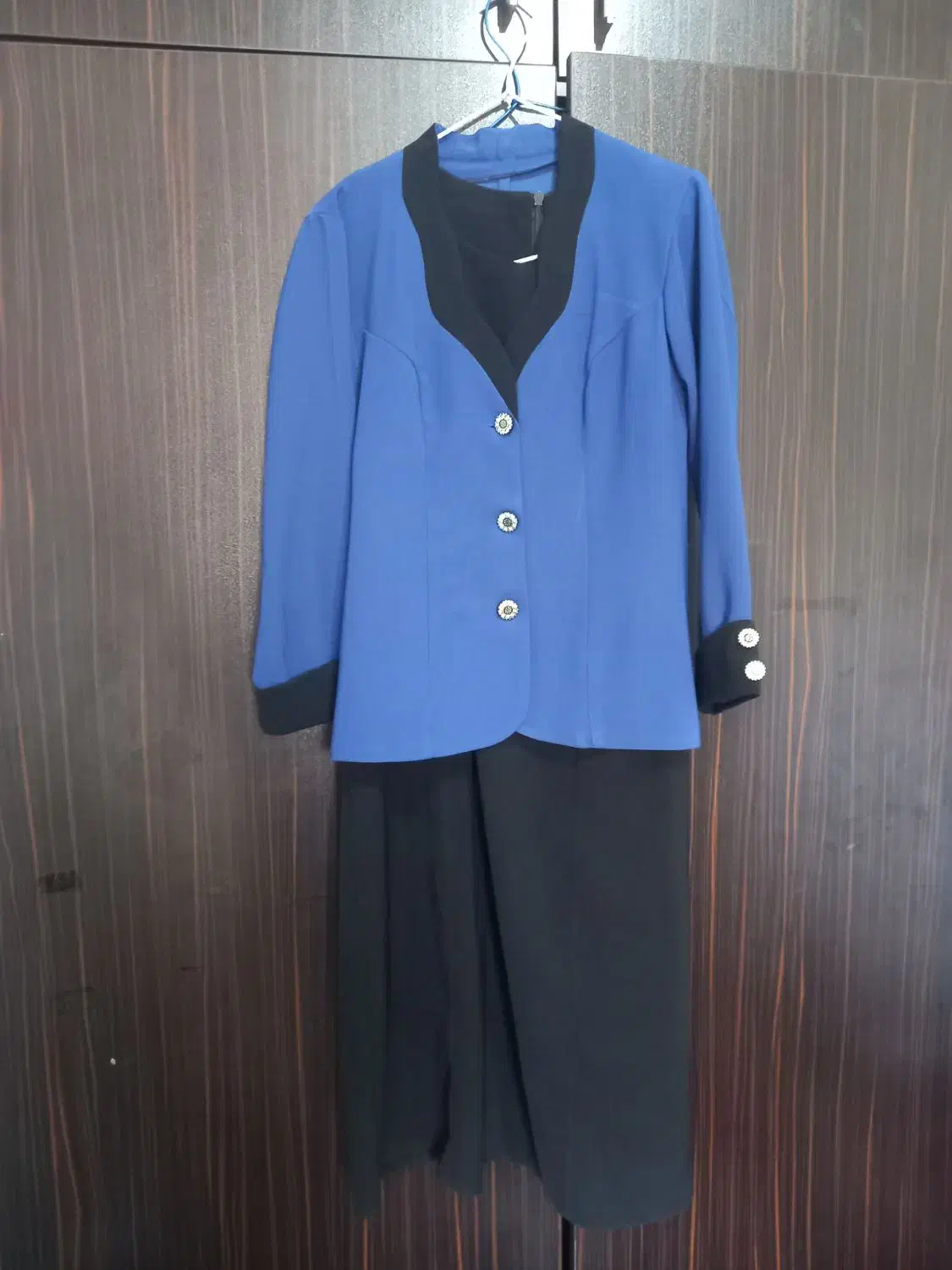 لباس در حد نو|لباس|رشت, باهنر|دیوار