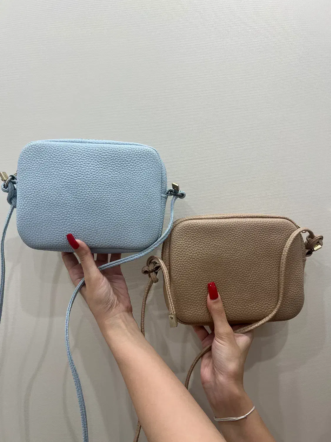 کیف|کیف، کفش، کمربند|رشت, دیلمان|دیوار