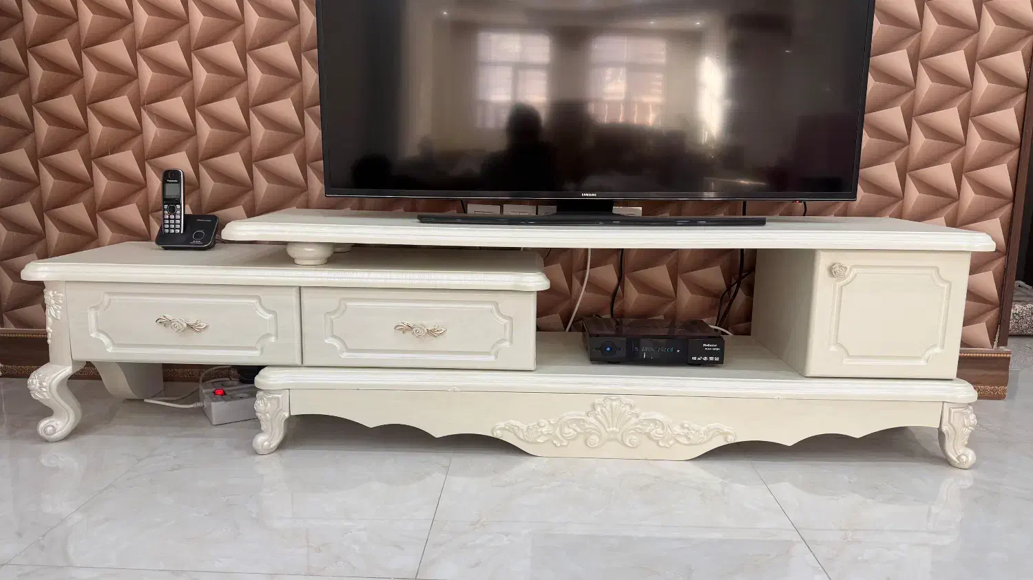 میز تلویزیون در حد نو|میز تلویزیون|اندیشه, اندیشه فاز ۳|دیوار