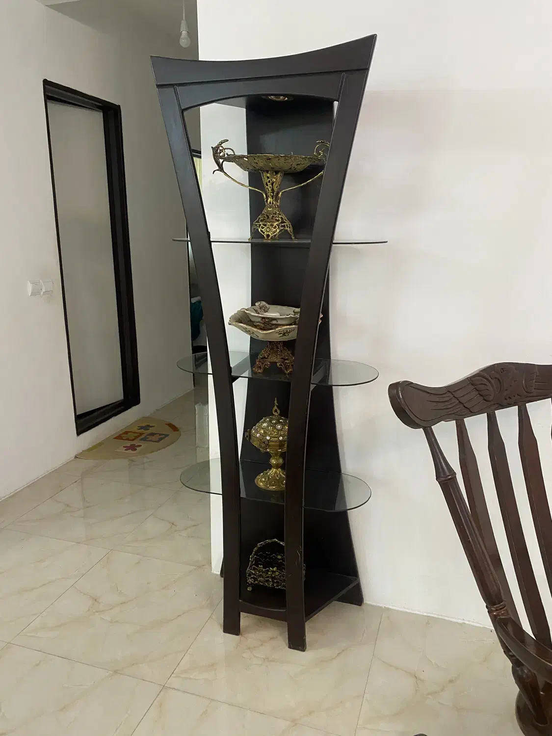 استند|کتابخانه، شلف، قفسههای دیواری|میانه, |دیوار