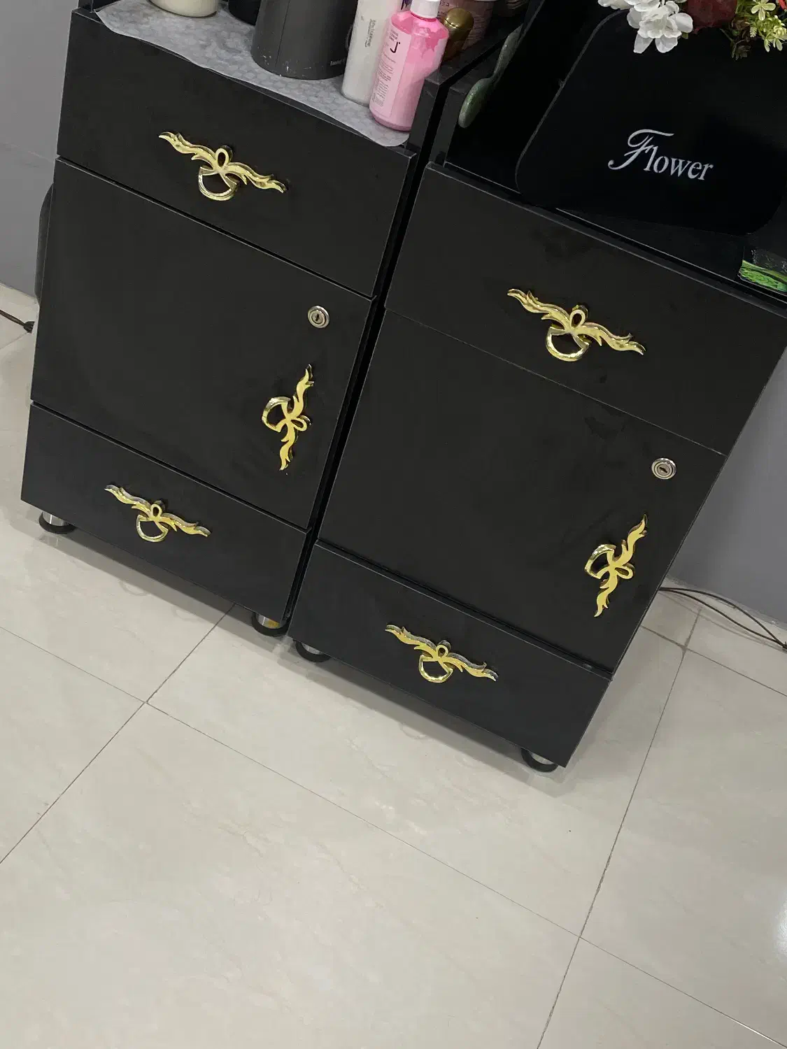 ترولی مشکی|آرایشگاه و سالن‌های زیبایی|برازجان, |دیوار