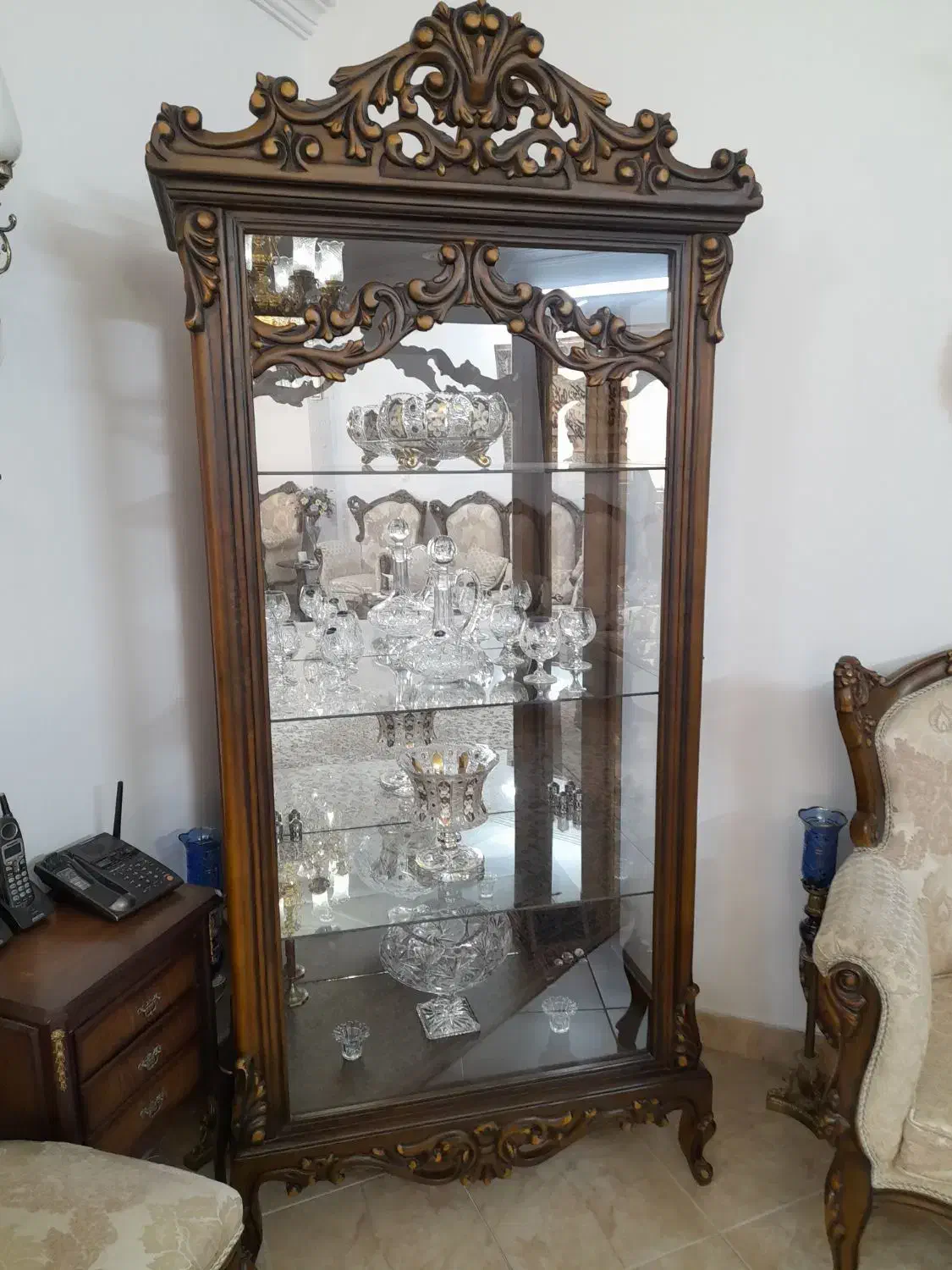 ویترین چوبی منبت کاری شده کار دست چوب راش|بوفه، ویترین، کنسول|ری, اقدسیه|دیوار