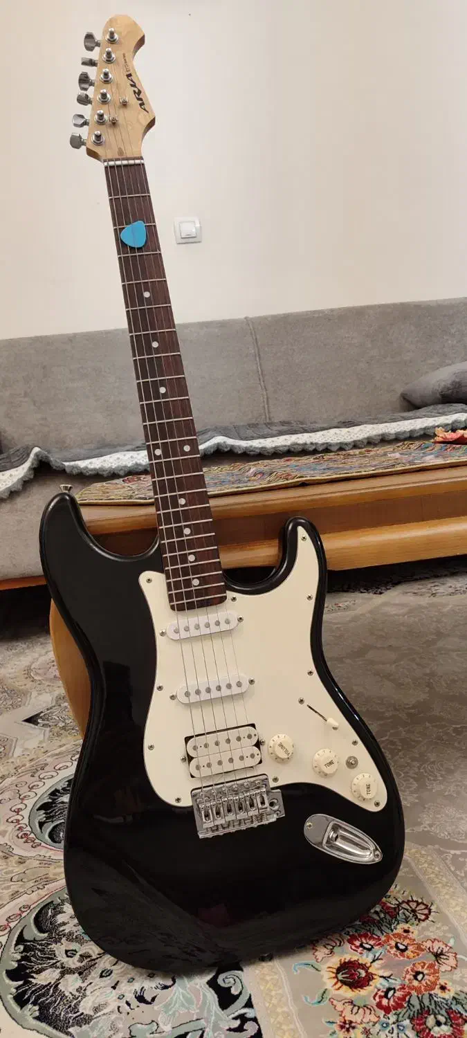 گیتار الکتریک آریا مدل STG اصل کره با آمپلی فایر|گیتار، بیس، امپلیفایر|سنندج, |دیوار