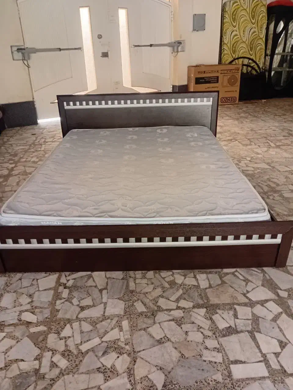 تخت خواب دو نفره به همراه کمد ایستاده|تخت و سرویس خواب|ساری, |دیوار