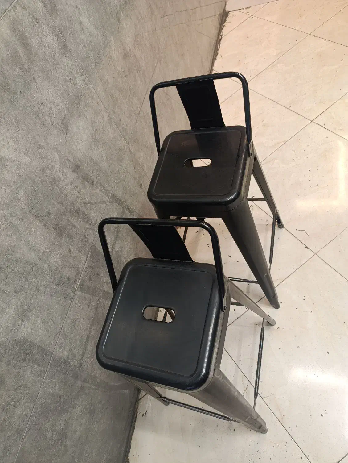 صندلی آهنی|صندلی و نیمکت|پیشوا, |دیوار