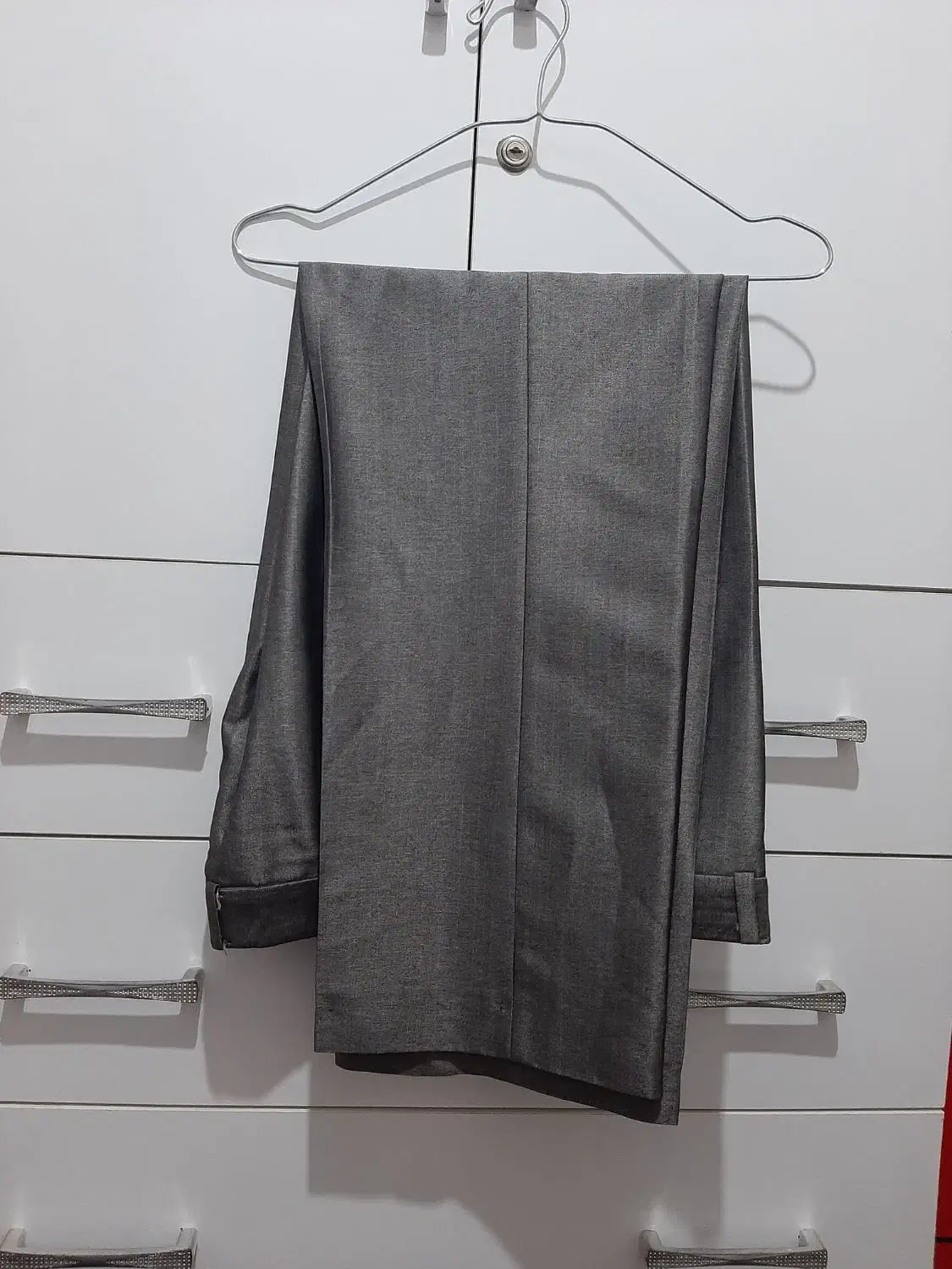 کت وشلوار|لباس|رباط‌کریم, شترخوار|دیوار